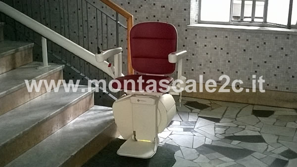 Foto scattata in un palazzo di Asti presso il quale è stato installato un Montascale a poltroncina curvilineo monoguida realizzato dalla ditta Montascale 2c