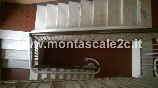 Vista delle scale di palazzo di La Spezia presso il quale è stato installato un montascale a poltroncina curvilineo monoguida realizzato dalla ditta Montascale 2c