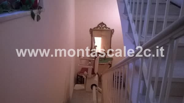 Foto scattata in un palazzo di Monferrato presso il quale è stato installato un Montascale a poltroncina curvilineo monoguida realizzato dalla ditta Montascale 2c