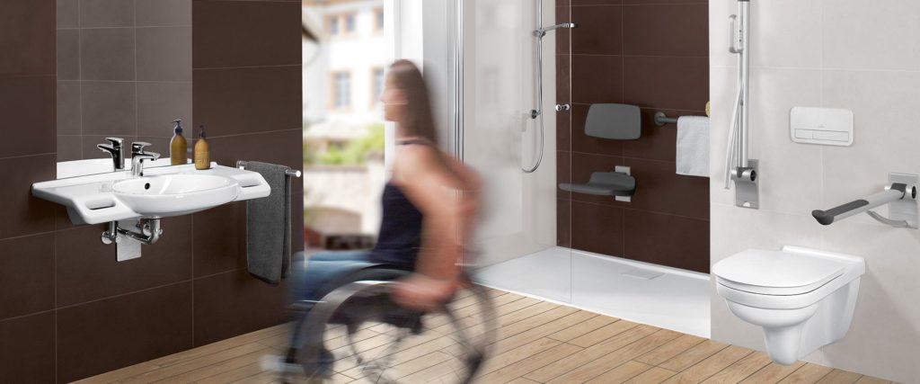 ragazza in sedia a rotelle in cucina senza barriere