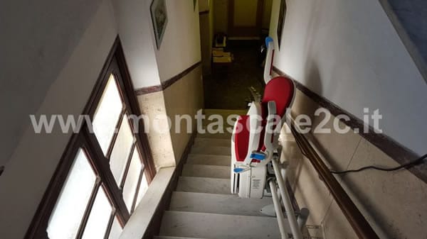 Foto scattata in una casa di Ceranesi presso la quale è stato installato un Montascale curvilineo a doppia guida