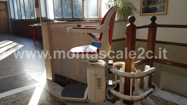 Montascale con poltroncina modello curvilineo a doppia guida presso casa a Ceranesi