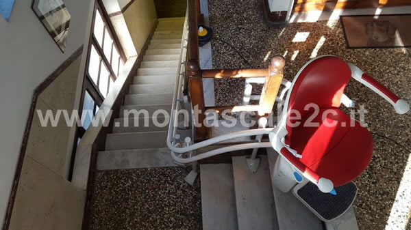 Foto delle scale utilizzabili grazie al montascale a poltroncina curvilineo a doppia guida ideato da Montascale 2c a Ceranesi