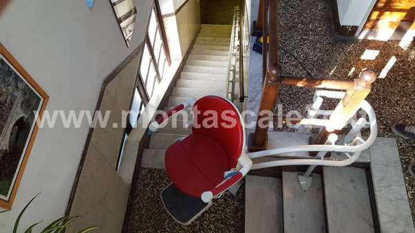 Scale di una casa di Ceranesi con montascale curvilineo a doppia guida