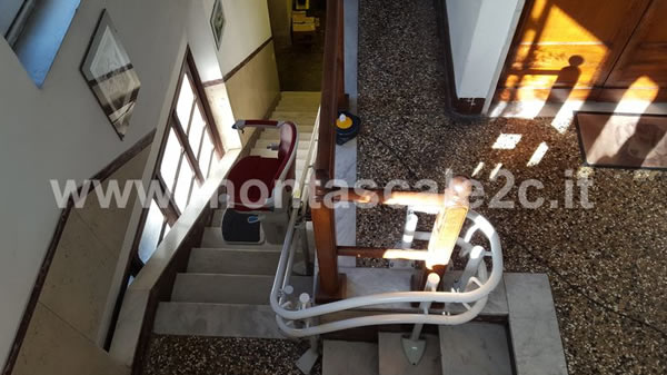 Montascale curvilineo a doppia guida installato a Ceranesi da Montascale 2C