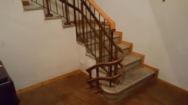 Rotaia di un montascale curvilineo a doppia guida installato a Ponzone