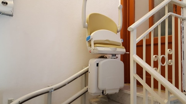 installazione montascale poltroncina curvilineo doppia guida a sassello, montascale chiuso davanti alla porta