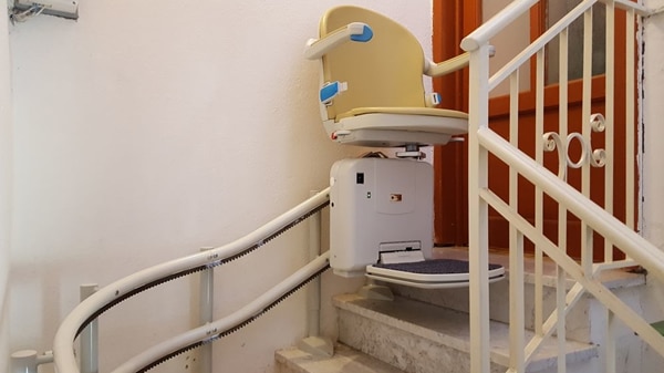 montascale curvilineo doppia guida color beige, installazione di sassello