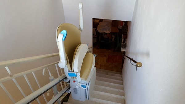 montascale chiuso a metà corsa, installazione presso sassello provincia di genova