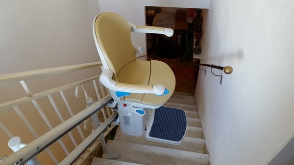 montascale aperto, metà corsa, installazione presso sassello in provincia di genova