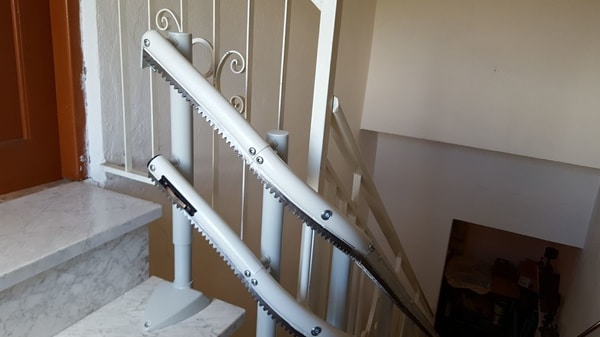 dettaglio curva e fine corsa del montascale installato a sassello vicino genova