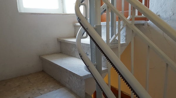dettaglio curva e fine corsa del montascale installato a sassello vicino genova