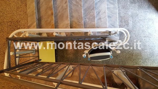 Foto delle scale utilizzabili grazie al montascale a poltroncina curvilineo a doppia guida ideato da Montascale 2c a Rapallo