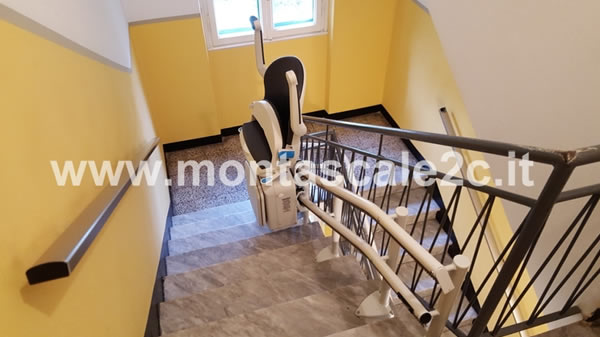 Scale con installato montascale curvilineo a doppia guida a Rapallo