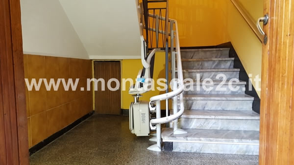 Scale di una casa di Rapallo con montascale curvilineo a doppia guida realizzato dalla ditta Montascale 2C