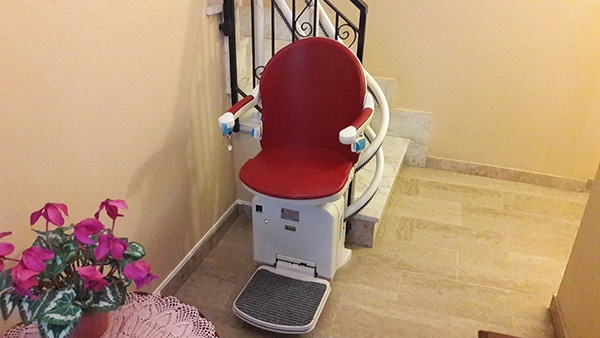 Montascale aperto in parcheggio dietro la scala