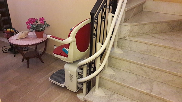 Montascale aperto e binario per scale strette