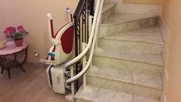 Montascale ripiegato e gradini a ventaglio