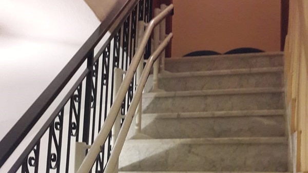 Esempio di binario montascale per scale strette