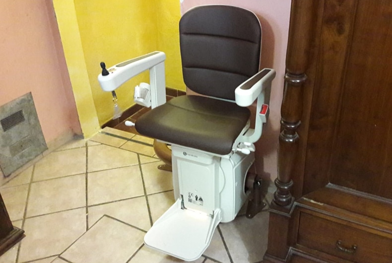 montascale installato ad incisa scapaccino in provincia di asti