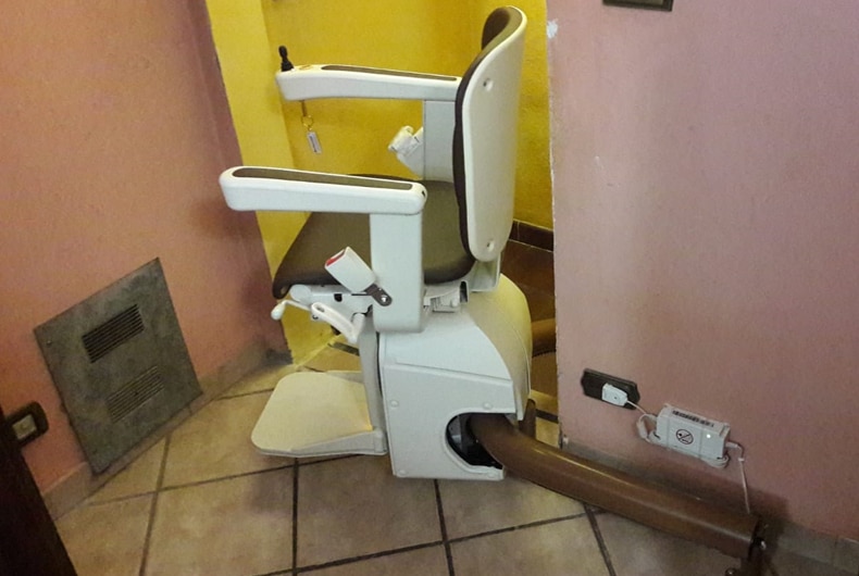 montascale installato in una casa di incisa scapaccino