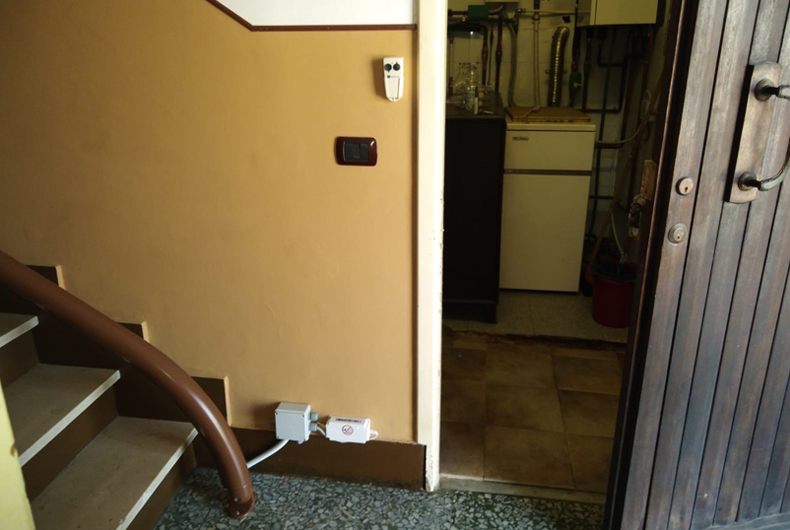 particolare installazione montascale a Parodi Ligure, comune in provincia di Alessandria