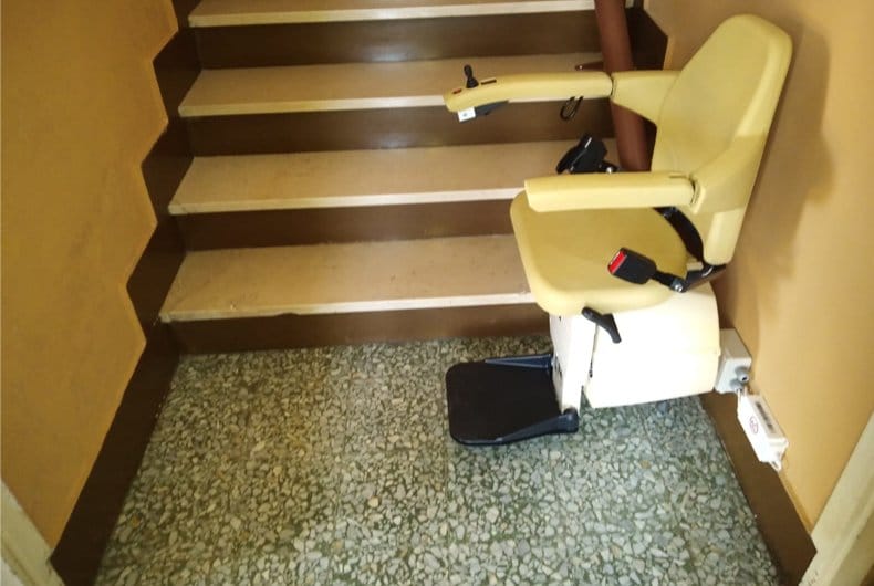 vista di un montascale installato presso un'abitazione di parodi ligure