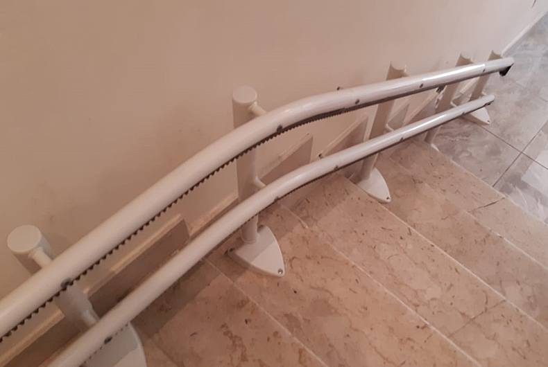 vista di un montascale presso un condominio di lavagna