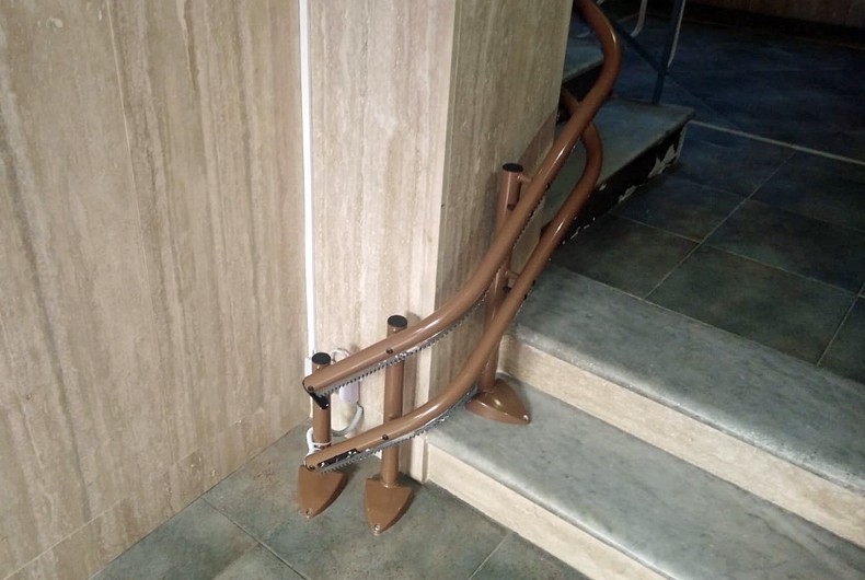 vista di un montascale presso un condominio di masone