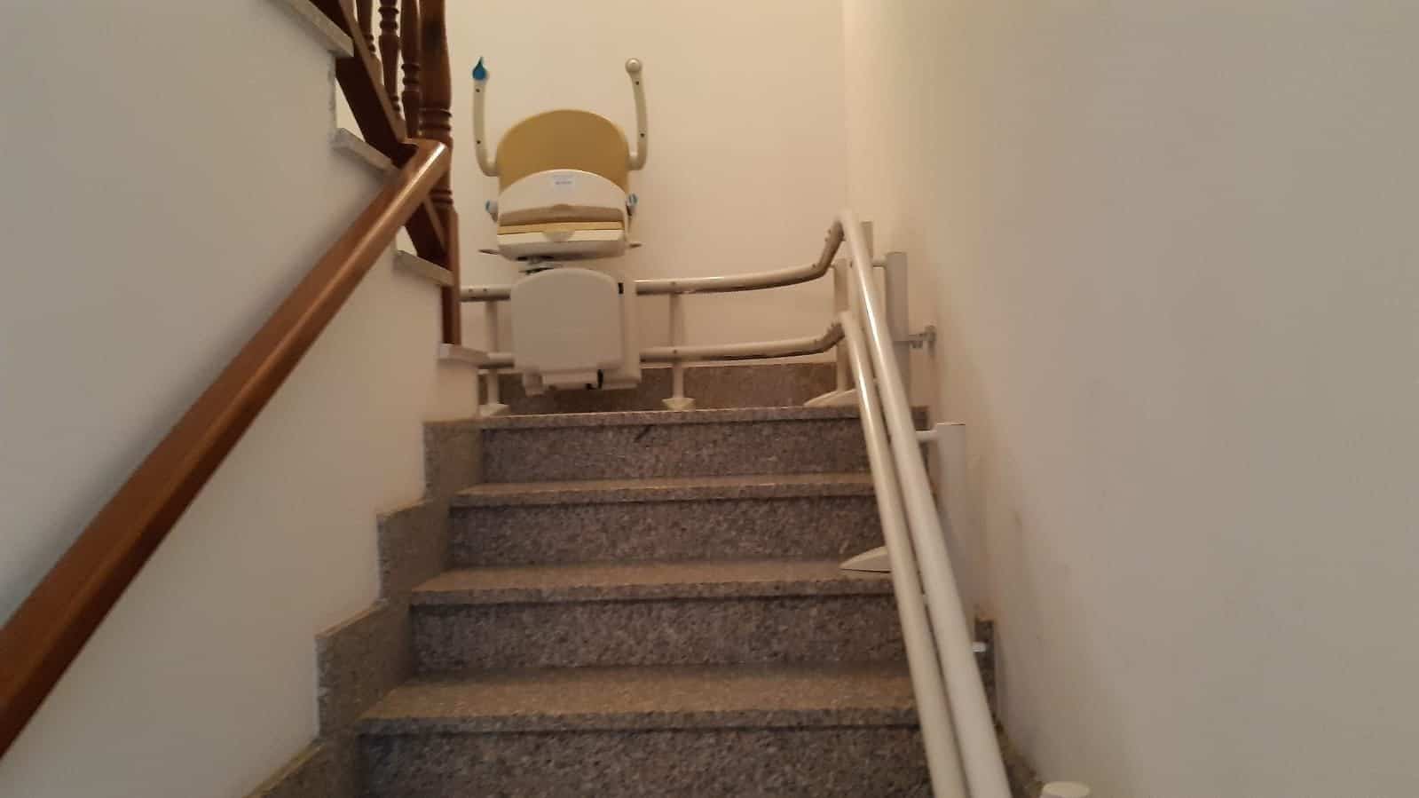 Montascale parcheggiato lato muro su scala di granito