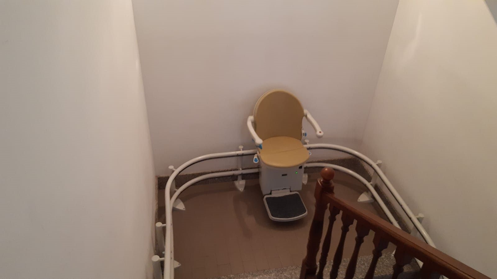 Montascale in scala con piastrelle e muro