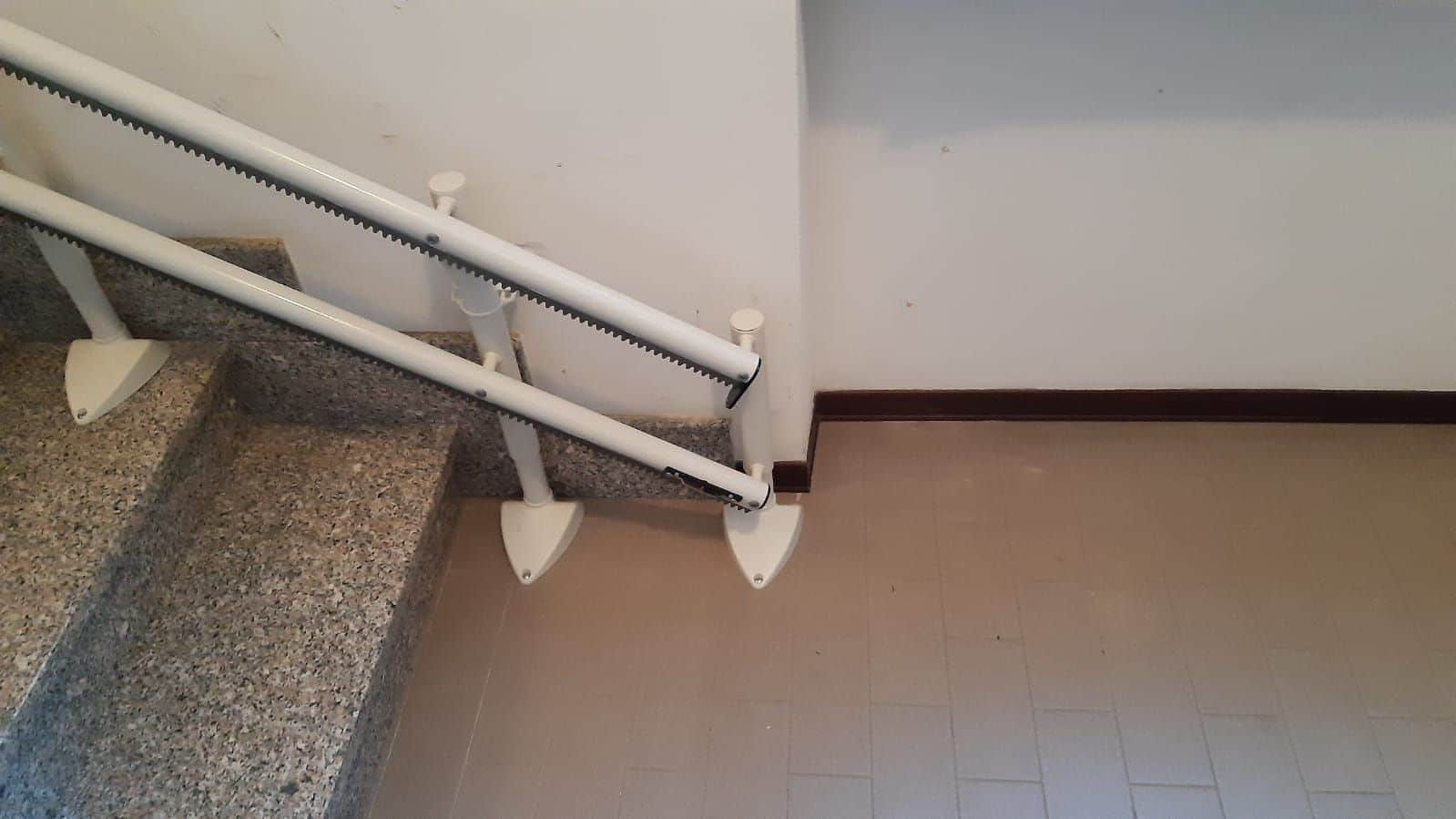 Partenza montascale al piano in piastrelle e granito