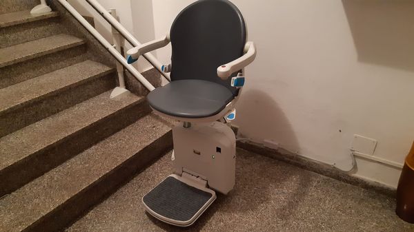 Vista montascale aperto con ingombro alla partenza