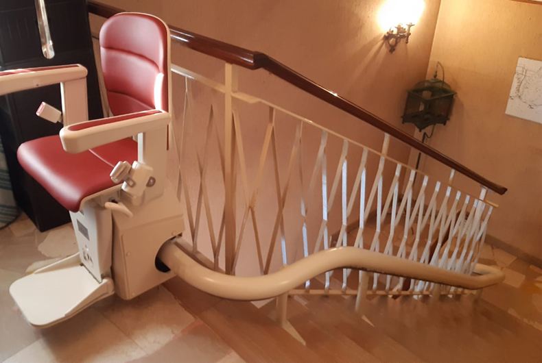 Installazione montascale a valenza per case private o condominio