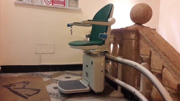 Vista di un montascala all'arrivo su doppia cremagliera