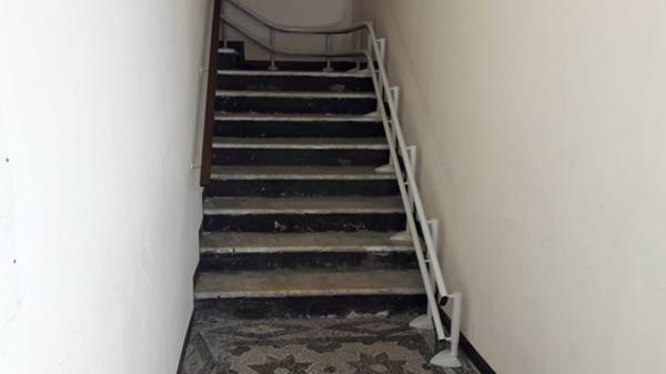 Installazione di montascala sottile in scale strette