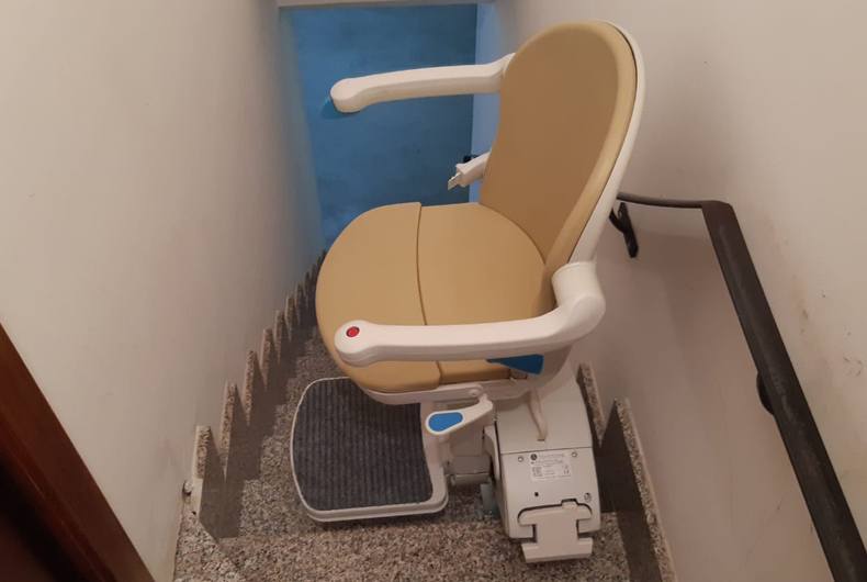 Esempio di saliscala parcheggiato in alto a Cogoleto