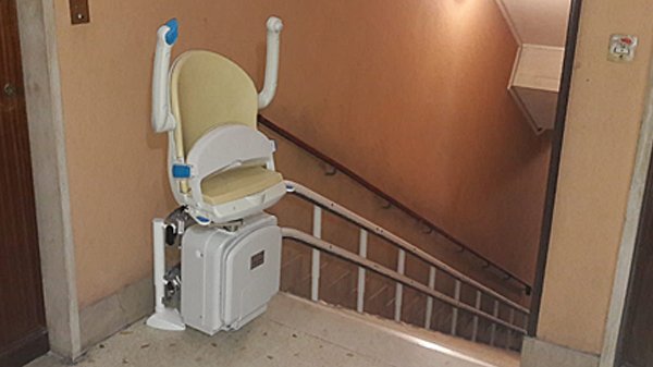 Montascale sottile, vista di parcheggio in alto con poltroncina chiusa