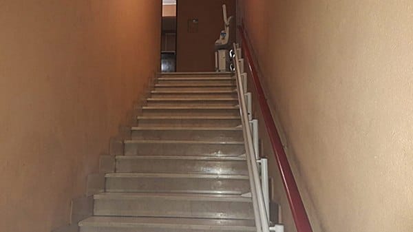 Vista di guida montascale sottile per minor ingombro