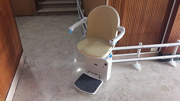 Particolare di poltroncina montascale in funzione lungo il percorso