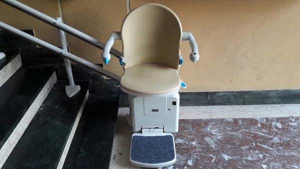 Vista di montascale parcheggiato in basso, doppia guida sottile