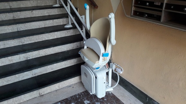 Vista di montascale sottile con ingombro guida appena 13/15cm