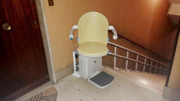 Vista di montascale posizionato in alto con sedile ruotabile