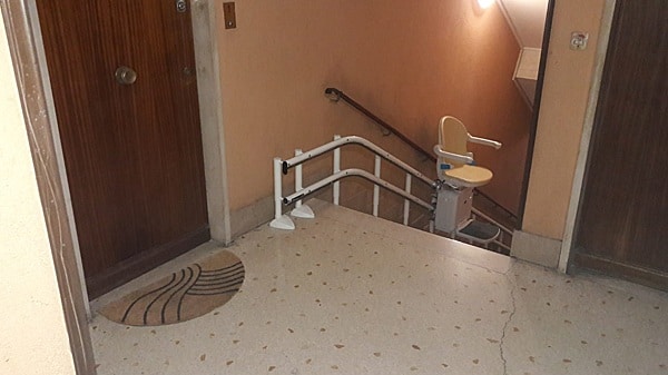 Montascale in funzione, guida sottile e minimo ingombro