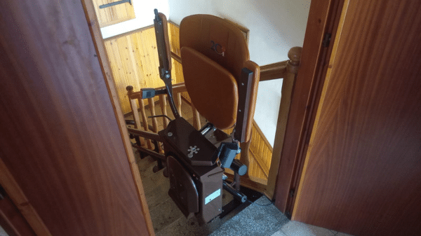 Montascale doppio binario M2C parcheggiato in alto