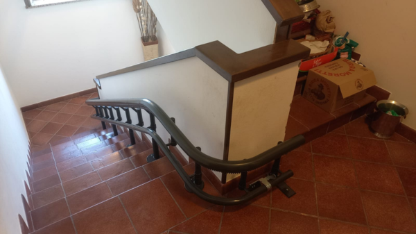 Particolare rotaia montascale con doppia guida