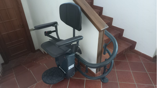 Montascale su scala con piastrelle in cotto