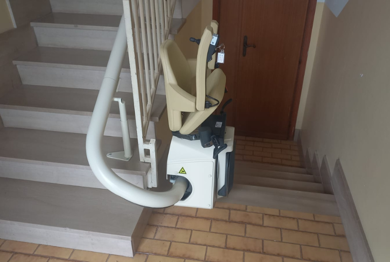 Montascale Molare 1 Montascale e servoscala a Molare, vista di poltroncina parcheggiata nel punto di disimpegno a piano terra