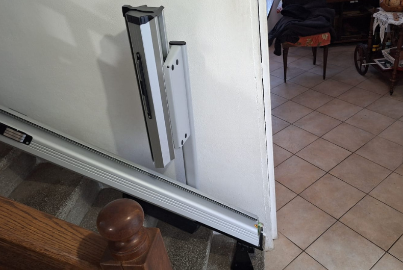 Particolare della rotaia in prossimità di una porta