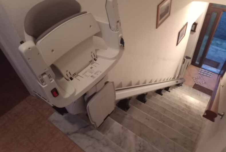 Montascale con il bonus 75%. Vista dall'alto su scala con porte vicino alla guida